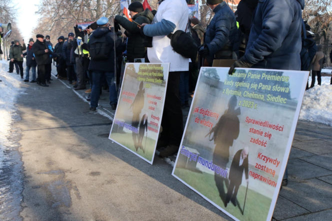 Protest mundurowych emerytów pod kancelarią premiera