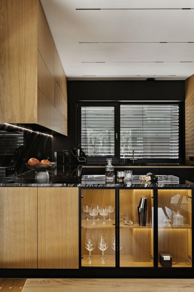 Między minimalizmem a złotym detalem. Elegancki dom w Katowicach