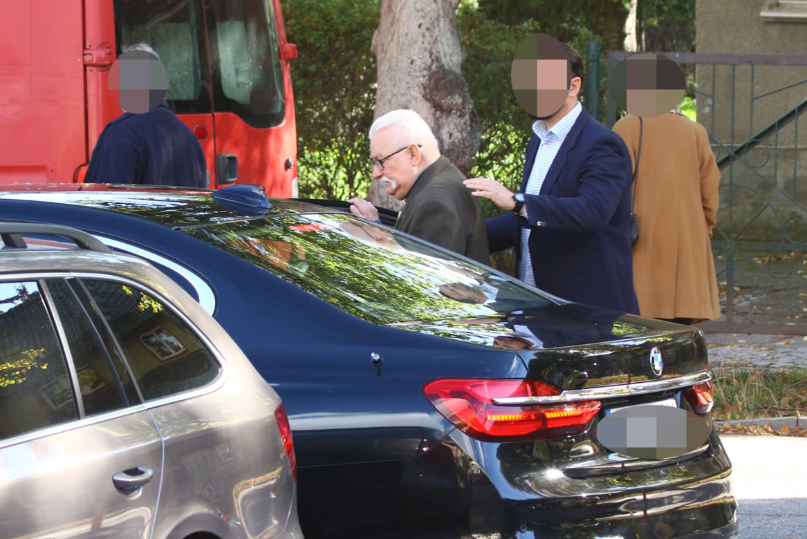 Wałęsa obwieszony ważnymi symbolami. Tak przyjechał do kościoła 