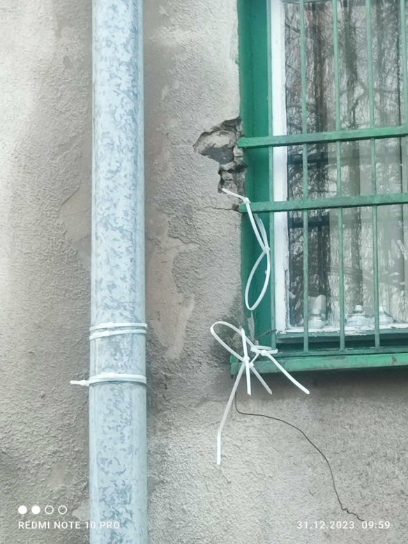 I tylko stare trytytki zostały na okiennych kratach na pamiątkę 