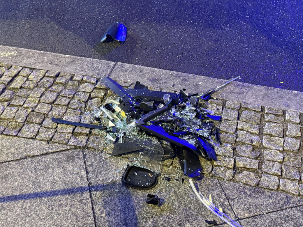 Wypadek karetki na rondzie ONZ w Warszawie. Ambulans zderzył się z taksówką "na aplikację"