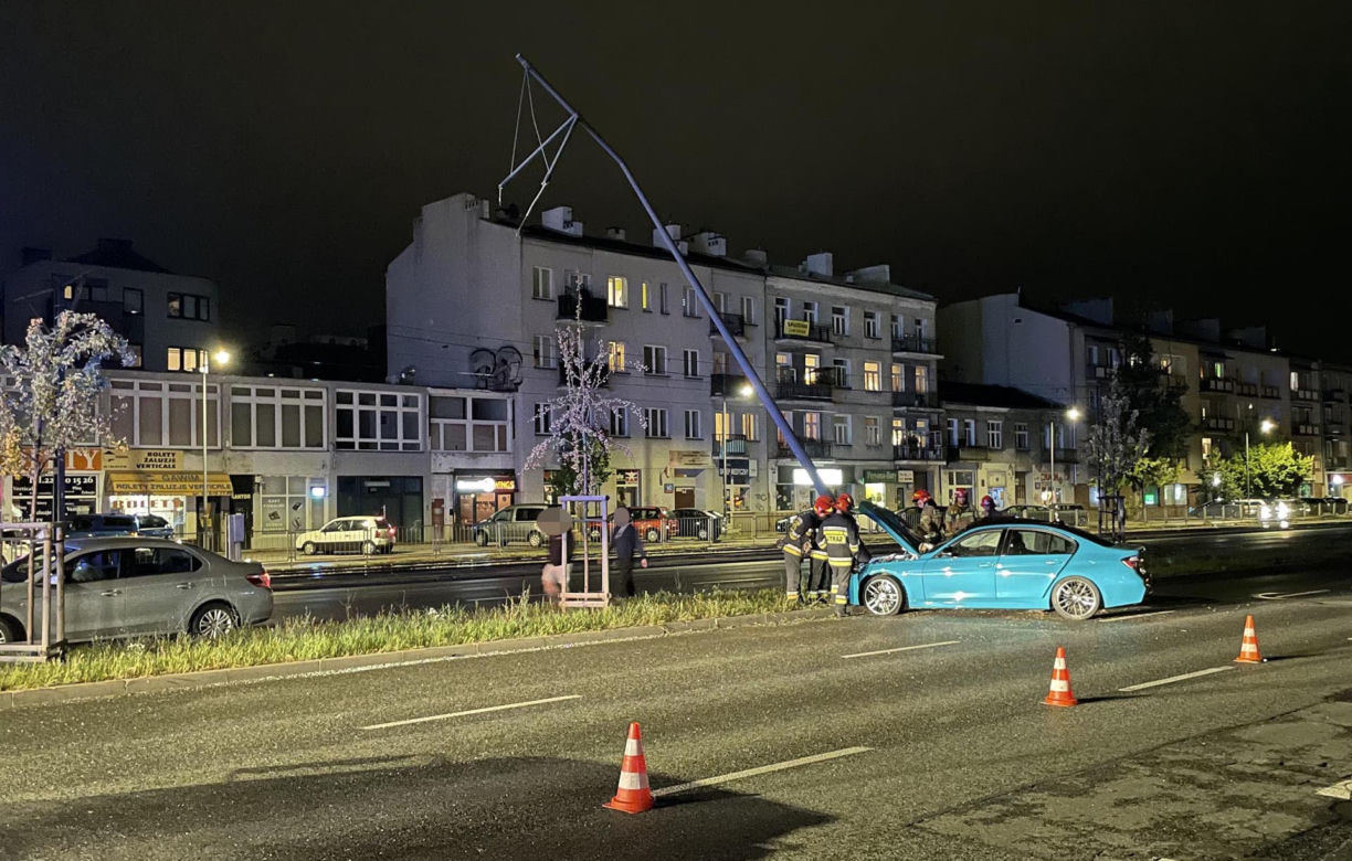 Nocna makabra na ulicach Warszawy. BMW ścięło latarnie. Egipskie ciemności na Grochowskiej
