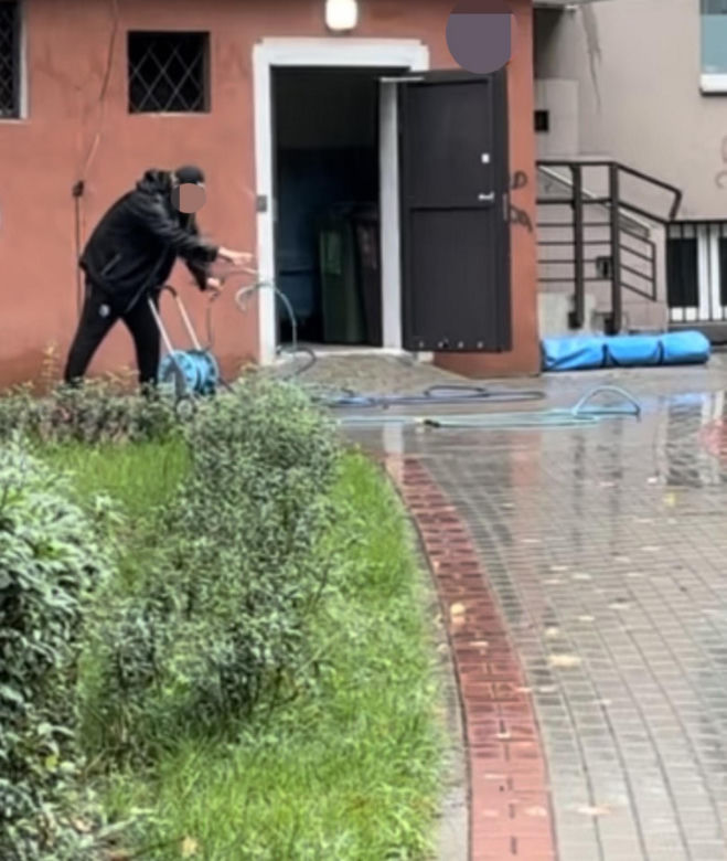 Uratowali kobietę stojącą na parapecie. 2 dni później doszło do tragedii. Jej ciało leżało pod blokiem