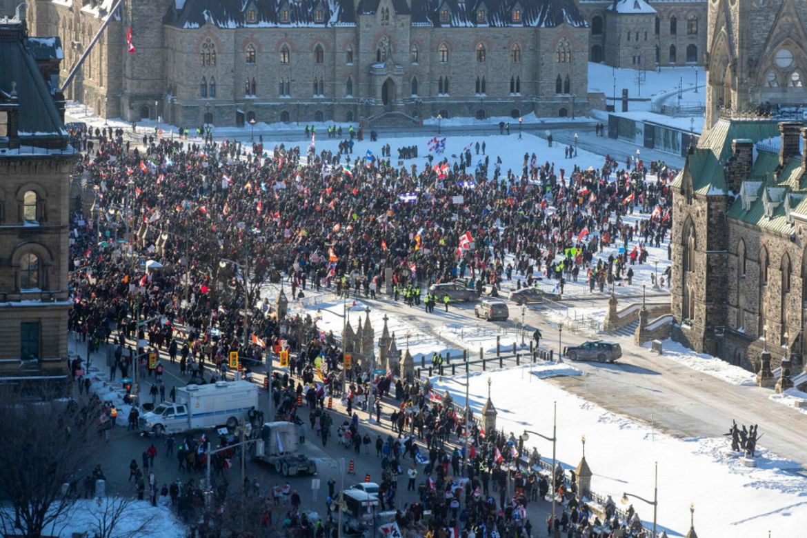 Premier uciekł ze stolicy! Wielkie demonstracje przeciw restrykcjom covidowym