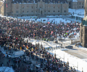 Premier uciekł ze stolicy! Wielkie demonstracje przeciw restrykcjom covidowym