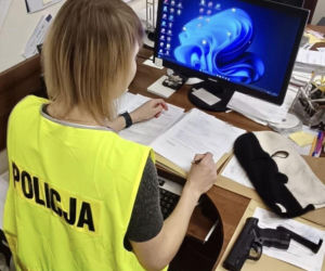 Sprawca celował w kierowcę i uszkodził jego auto, po czym próbował uciec