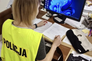 Sprawca celował w kierowcę i uszkodził jego auto, po czym próbował uciec