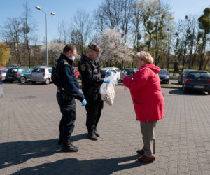Zakrywanie twarzy OBOWIĄZKOWE! Na Śląsku strażnicy rozdają maski ZA DARMO