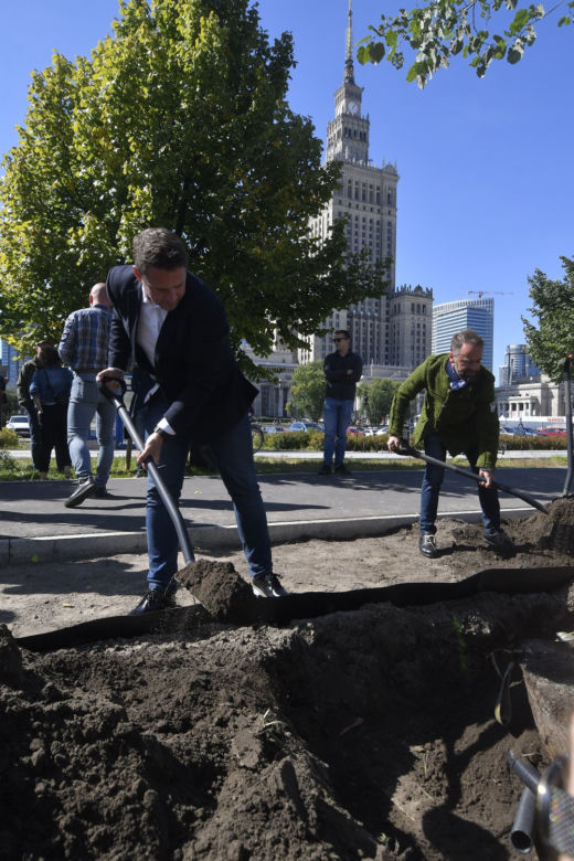 Trzaskowski z łopata w centrum miasta