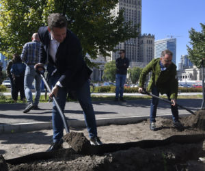 Trzaskowski z łopata w centrum miasta
