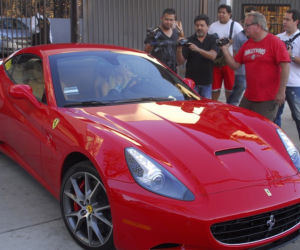 Paris Hilton w Ferrari California Roadster