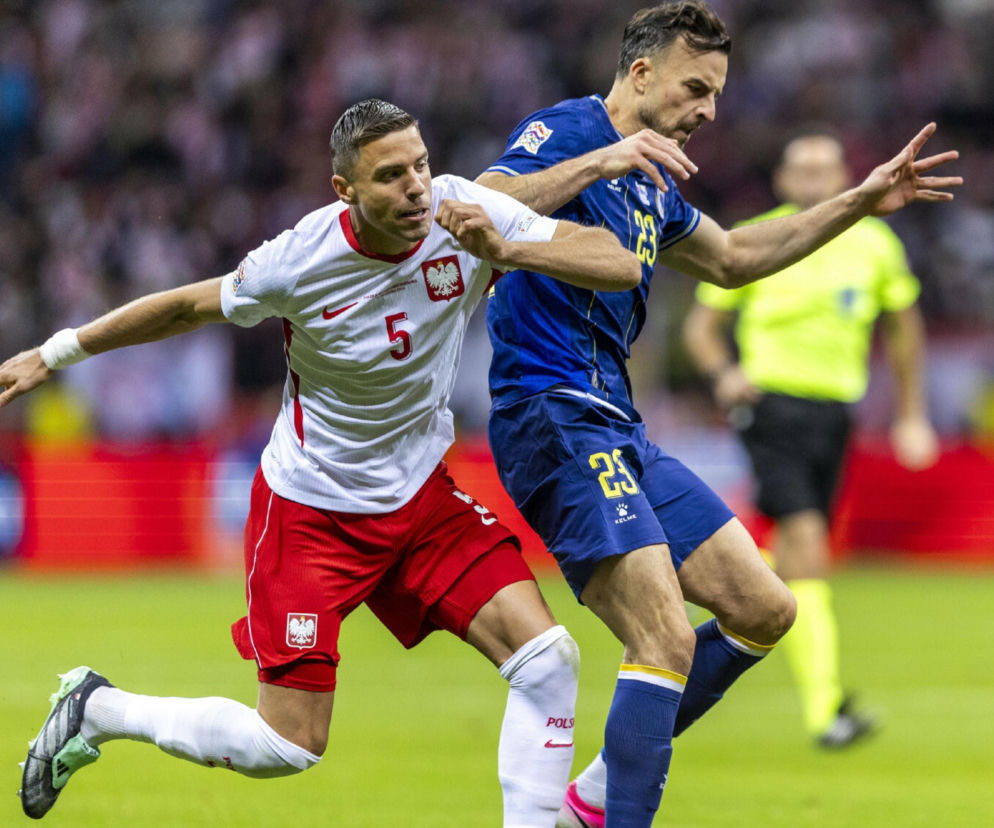 Jan Bednarek walczy o piłkę z rywalem z Bośni. O transmisji meczu Ligi Narodów przeczytasz na SE Supersport.