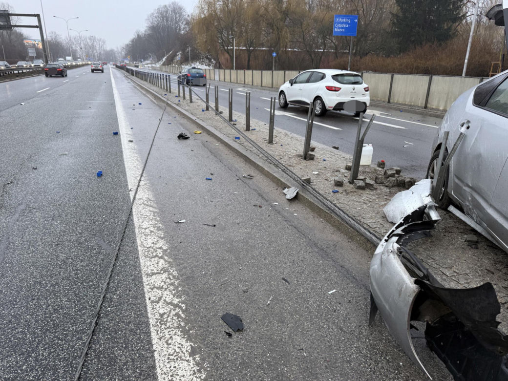 Stalowe liny wychłostały przejeżdżające samochody