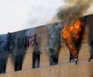 W nocy uciekali z płonącego hotelu. Nie mają biletów, paszportów, butów!