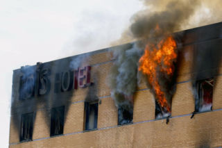 W nocy uciekali z płonącego hotelu. Nie mają biletów, paszportów, butów!