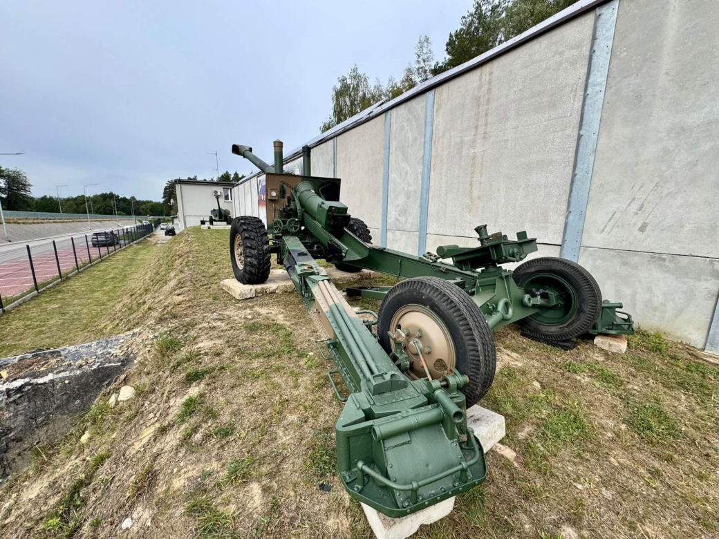 Kolejny militarny eksponat w Starachowicach. Przy strzelnicy stanęła potężna armata z 1936 roku