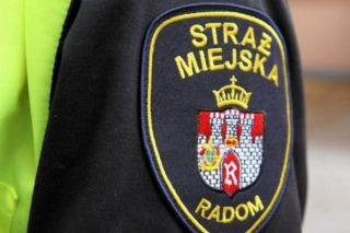 Radom: Nieprzytomny mężczyzna leżał w parku. Strażnicy miejscy uratowali mu życie!