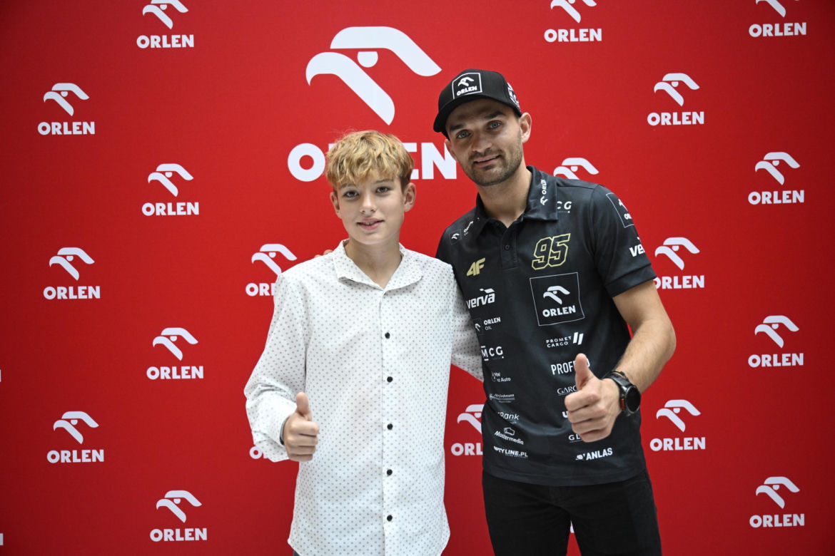 Bartosz Zmarzlik przekazał motocykl 11-letniemu Kubie