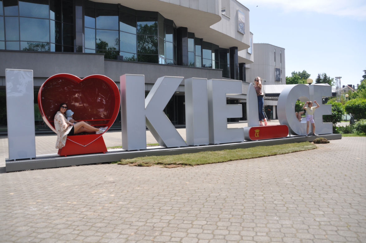 Serce i scyzoryk obok Kieleckiego Centrum Kultury