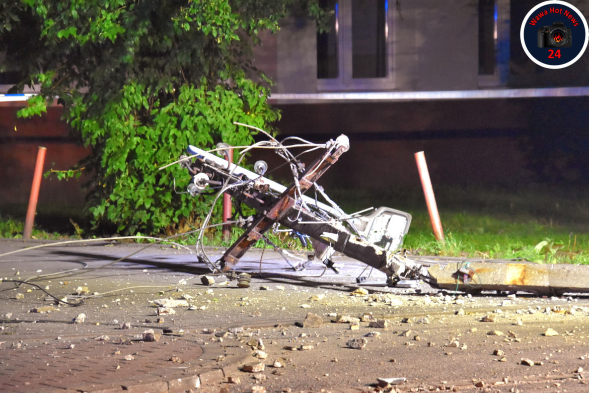 Drogowy horror w Kobyłce. Rozwalili kabriolet na słupie. Dwie osoby nie żyją