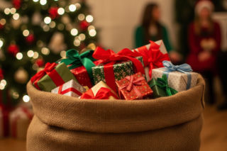 Mikołajki na świecie. Małe prezenty, wielkie tradycje: jak różne kraje celebrują grudniowe upominki 