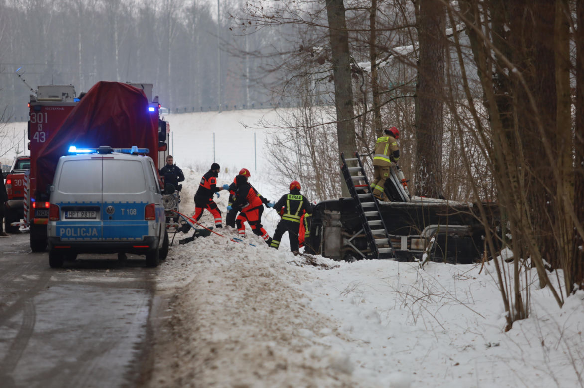 Poważny wypadek na Warmii i Mazurach. Lód paraliżuje region
