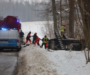 Poważny wypadek na Warmii i Mazurach. Lód paraliżuje region