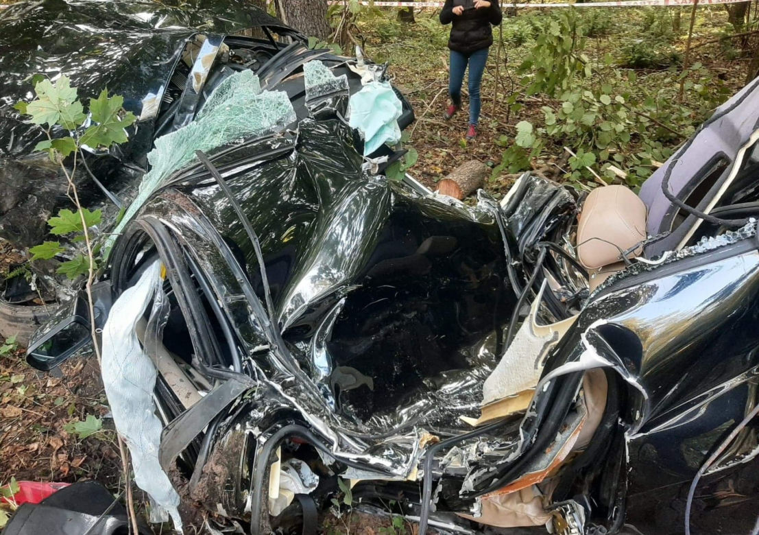 BMW owinęło się wokół drzewa, kierowcę z wraku wydobyli strażacy