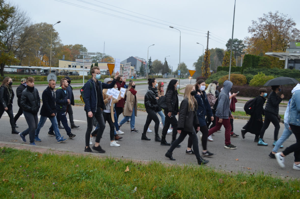 "Z KOBIETAMI NIE WYGRACIE" w Starachowicach też protestowali przed biurami posłów PiS 