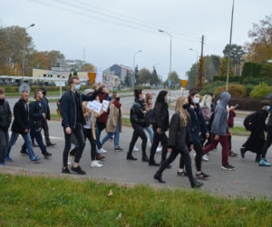 Z KOBIETAMI NIE WYGRACIE w Starachowicach też protestowali przed biurami posłów PiS 