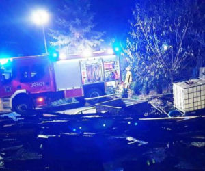 Grybów. Pożar garażu z samochodem w środku. Strażacy znaleźli jeszcze coś! 