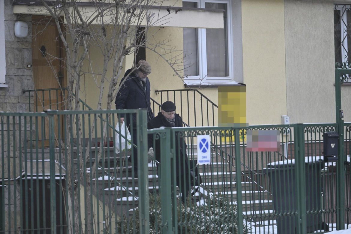 Kuzyn Kaczyńskiego dba o krewnego i odśnieża schody