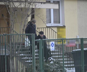 Kuzyn Kaczyńskiego dba o krewnego i odśnieża schody