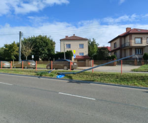 Czołg uszkodził znaki drogowe na Szosie Zambrowskiej w Łomży