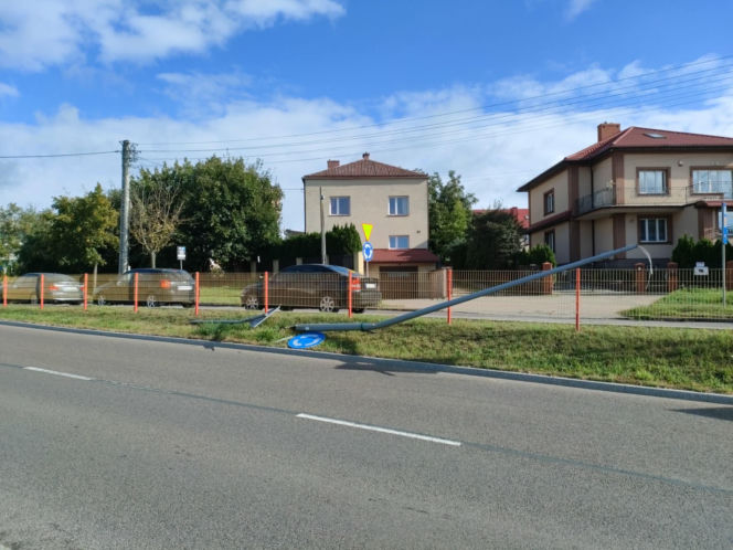 Czołg uszkodził znaki drogowe na Szosie Zambrowskiej w Łomży