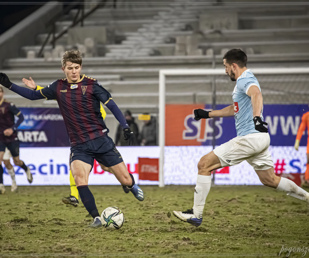 Murawa na stadionie Pogoni Szczecin w trakcie ligowego meczu z Piastem Gliwice