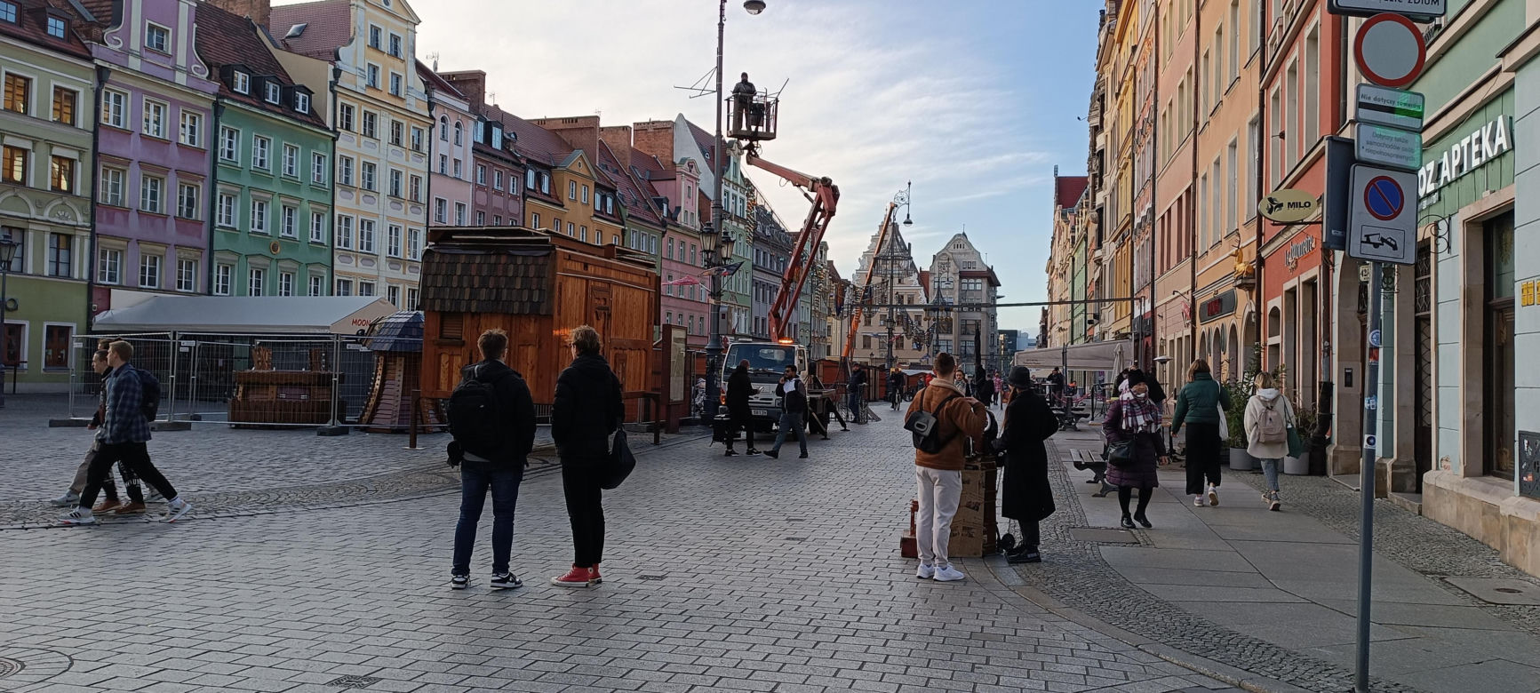 Jarmark Bożonarodzeniowy 2023 we Wrocławiu już się rozkłada. Kiedy się rozpocznie? [ZDJĘCIA]