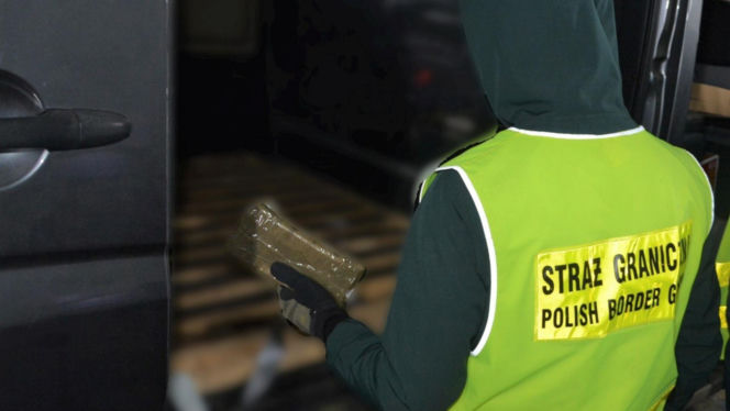 Funkcjonariusze wytypowali bus do kontroli. W środku były narkotyki warte ponad 3 mln zł