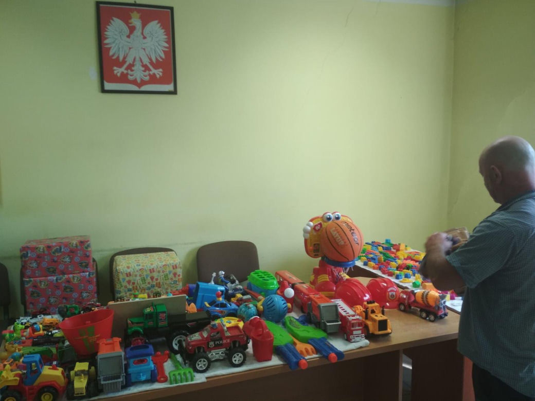 Mikołaj w środku lata? Tak więziennicy z Tarnowa pomogli Rodzinnemu Domowi Dziecka
