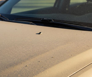 Pył saharyjski znów w Polsce. Czym grozi próba doczyszczenia auta?