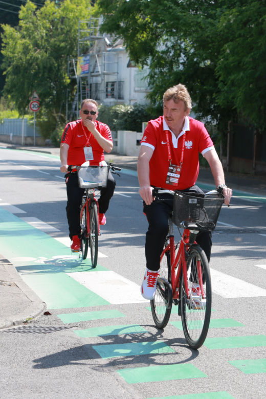 Zbigniew Boniek i Janusz Basałaj na przejażdżce rowerowej po La Baule