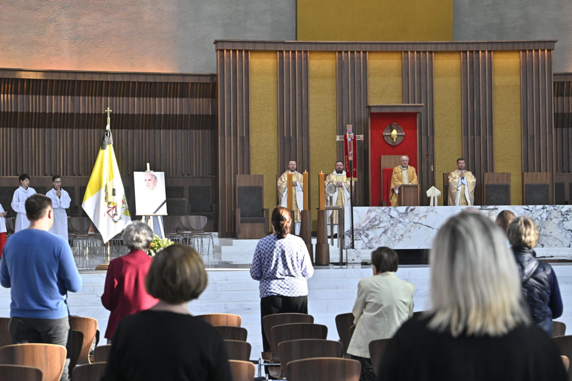 Warszawa żegna papieża Franciszka. Poruszające wpisy w Archikatedrze 