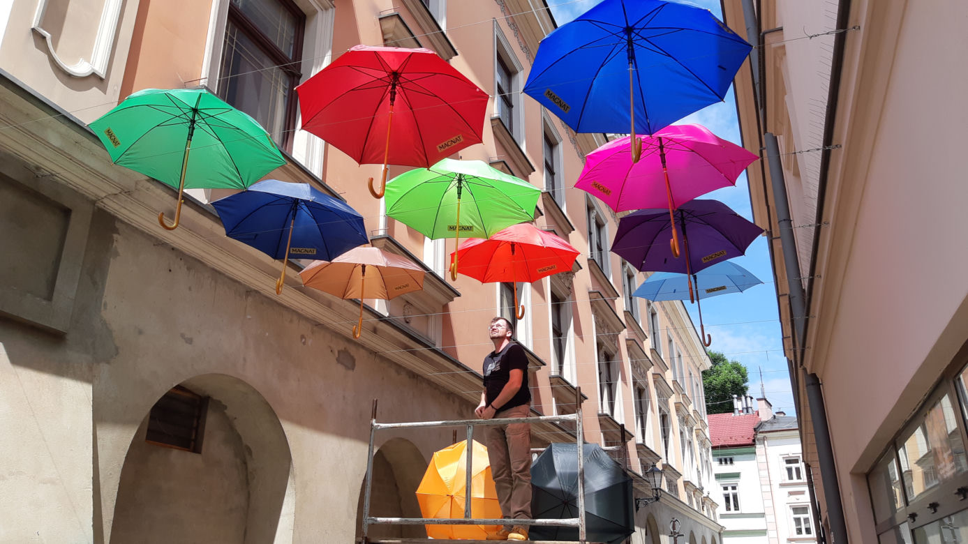 Kolorowe parasole letnią wizytówką Tarnowa
