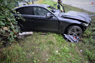 Wiózł do szkoły troje swoich dzieci. Nie dojechał! Rozbił BMW na drzewie