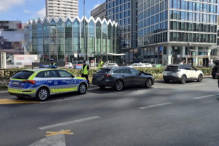 Auto TV Republika przewróciło się w centrum Warszawy. W środku był poseł PiS i znany dziennikarz