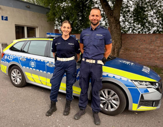 Policjanci uratowali dziecko zatrzaśnięte w samochodzie