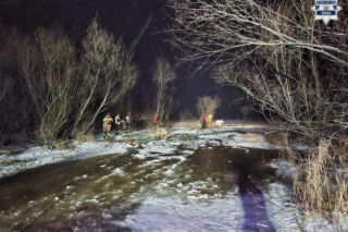 Wjechał terenówką na zamarznięte jezioro. Pod autem załamał się lód