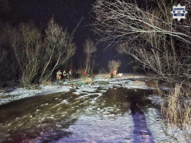 Wjechał terenówką na zamarznięte jezioro. Pod autem załamał się lód