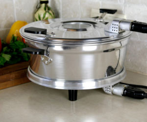 Polacy wyciągają jedno urządzenie z szaf. Już nie Thermomix ani air fryer. Teraz króluje kosmiczny spodek z PRL-u
