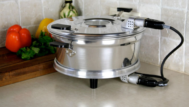 Polacy wyciągają jedno urządzenie z szaf. Już nie Thermomix ani air fryer. Teraz króluje kosmiczny spodek z PRL-u